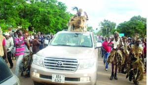 •NGONI warriors direct the motorcade of Paramount Chief Mpezeni of the Ngoni-speaking people when he shifted from Emphendukeni palace to Laweni in readiness for the Nc’wala traditional ceremony at Mtenguleni main arena tomorrow. This was in Chipata yesterday. Picture by JULIUS PHIRI