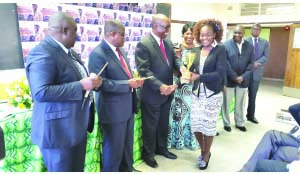 •Top performer Monica Botha receives the First Quantum Minerals (FQM) Prize for Best Fourth-Year Student in Metallurgy and Mineral Processing from Godfrey Msiska, Kansanshi Mine public relations manager. Looking on (second from left) is Mines, Energy and Water Development minister, Christopher Yaluma.