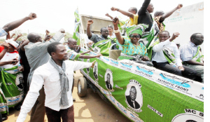 •THE PF campaign team displays the party’s symbol.