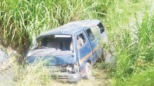 •A TOYOTA Hiace minibus registration number ACX 9780 yesterday plunged into Chifubu stream in Ndola’s Chifubu Township. Six people including the driver who were in the bus sustained minor injuries. Picture by MUNAMBEZA MUWANEI
