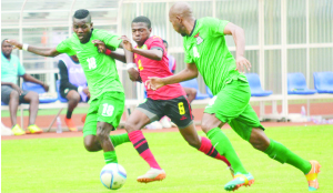 •CHIPOLOPOLO defenders Christopher Munthali (right) and Boyd Mkandawire (left) keep Mozambique’s Gildo Vilanculos at bay during the African Nations Championship final round, first leg match at Levy Mwanawasa Stadium on Saturday. Zambia beat Mozambique 3-0. Picture by GWEN CHIPASULA