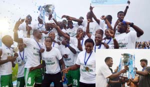 •A TRIUMPHANT Green Buffaloes squard celebrates after being crowned 2015 Barclays Cup champions, thanks to a convincing 2-0 victory over Nkwazi in the final played at Nkoloma Stadium yesterday. (Inset) Republican President Edgar Lungu hands over the trophy to Buffaloes skipper Christopher Katongo. Pictures by GWEN CHIPASULA