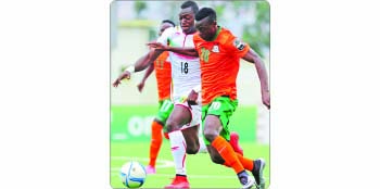 • STRIKER Patson Daka (right) is challenged by Aliou Dieng of Mali during Wednesday’s CHAN match played at the Stade de Kigali. The match ended 0-0. Picture By RYAN WILKSKY/BACKPAGE