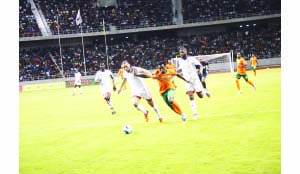 •CHIPOLOPOLO striker Winston Kalengo (10)powers past Congo Brazzaville defenders Lepicier Mael and Babele Sagesse during yesterday’s Gabon 2017 Africa Cup of Nations Group E qualifier. Picture by GWEN CHIPASULA