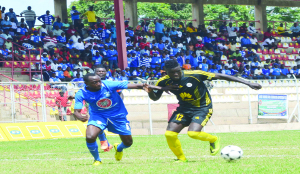 • KABWE Warriors’ Steven Chulu (left) fights for the ball with Lusaka Dynamos’ Thomas Mbolela during the MTN/FAZ Super League match at Sunset Stadium yesterday. Picture by GWEN CHIPASULA