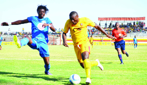 •POWER Dynamos’ Fwayo Tembo (right) blazes past his Kabwe Warriors marker during yesterday’s MTN-FAZ Super League Week 15 clash at Arthur Davies Stadium in Kitwe. 